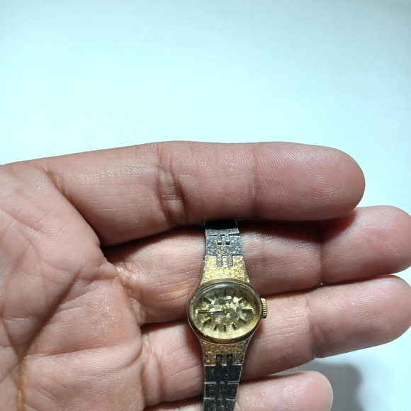 Vintage Seiko Watch Women Gold Tone Oval Dial Safety Chain New Battery watch is - Picture 2 of 6